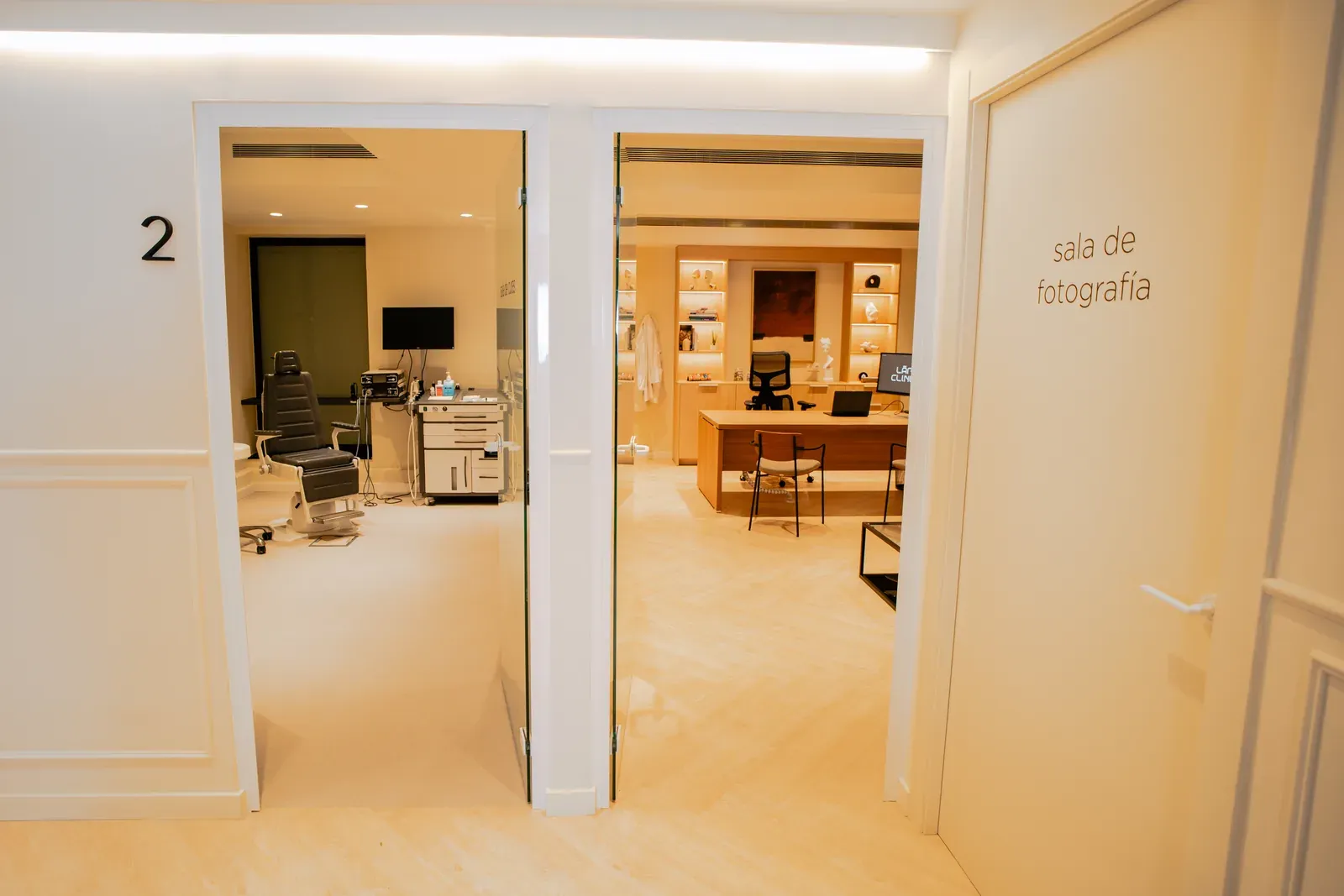 Puerta de la sala de fotografía de la consulta, con otra sala de exploración al fondo