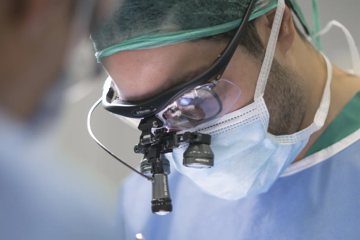 El Dr. Gustavo Suárez con instrumental óptico en quirófano