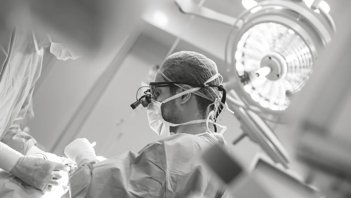 El Dr. Gustavo Suárez durante una intervención de rinoplastia