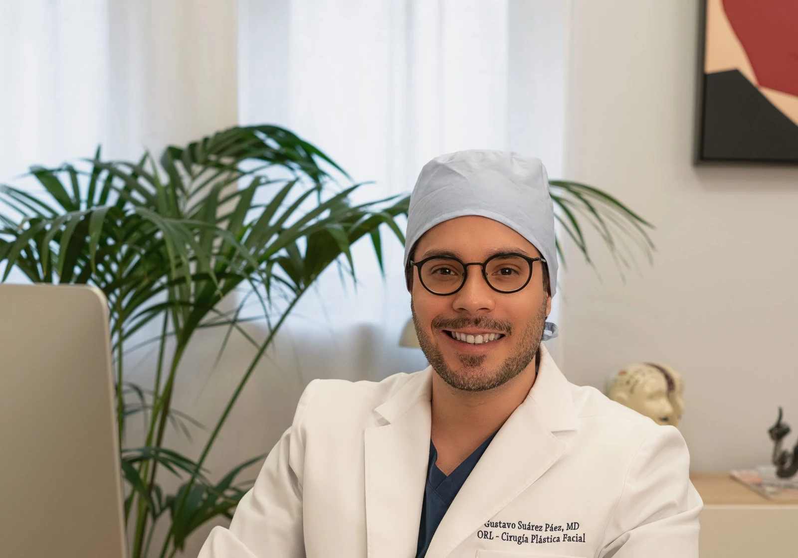 El Dr. Gustavo Suárez en su mesa de consulta
