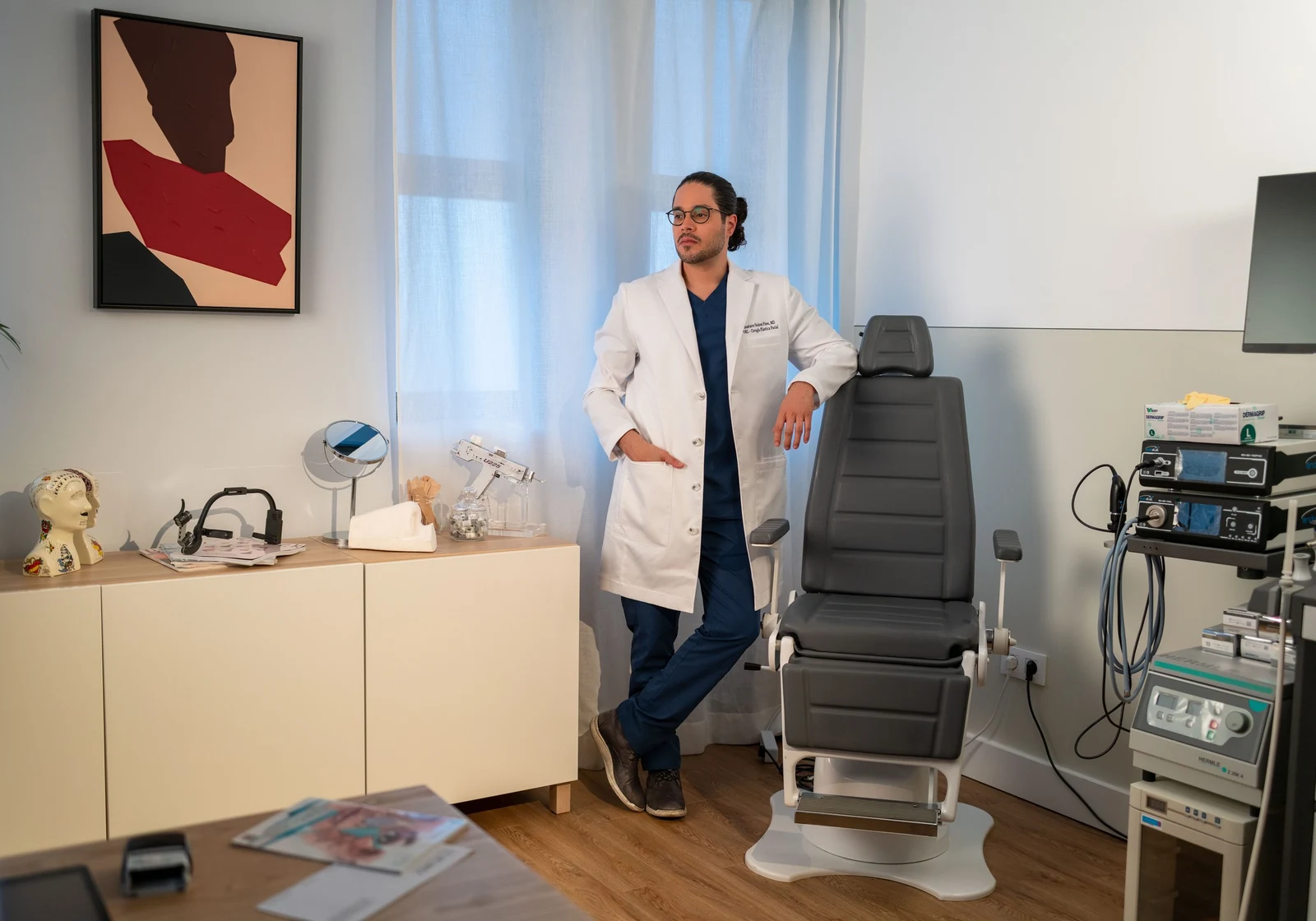 Dr. Gustavo Suárez standing in his clinic