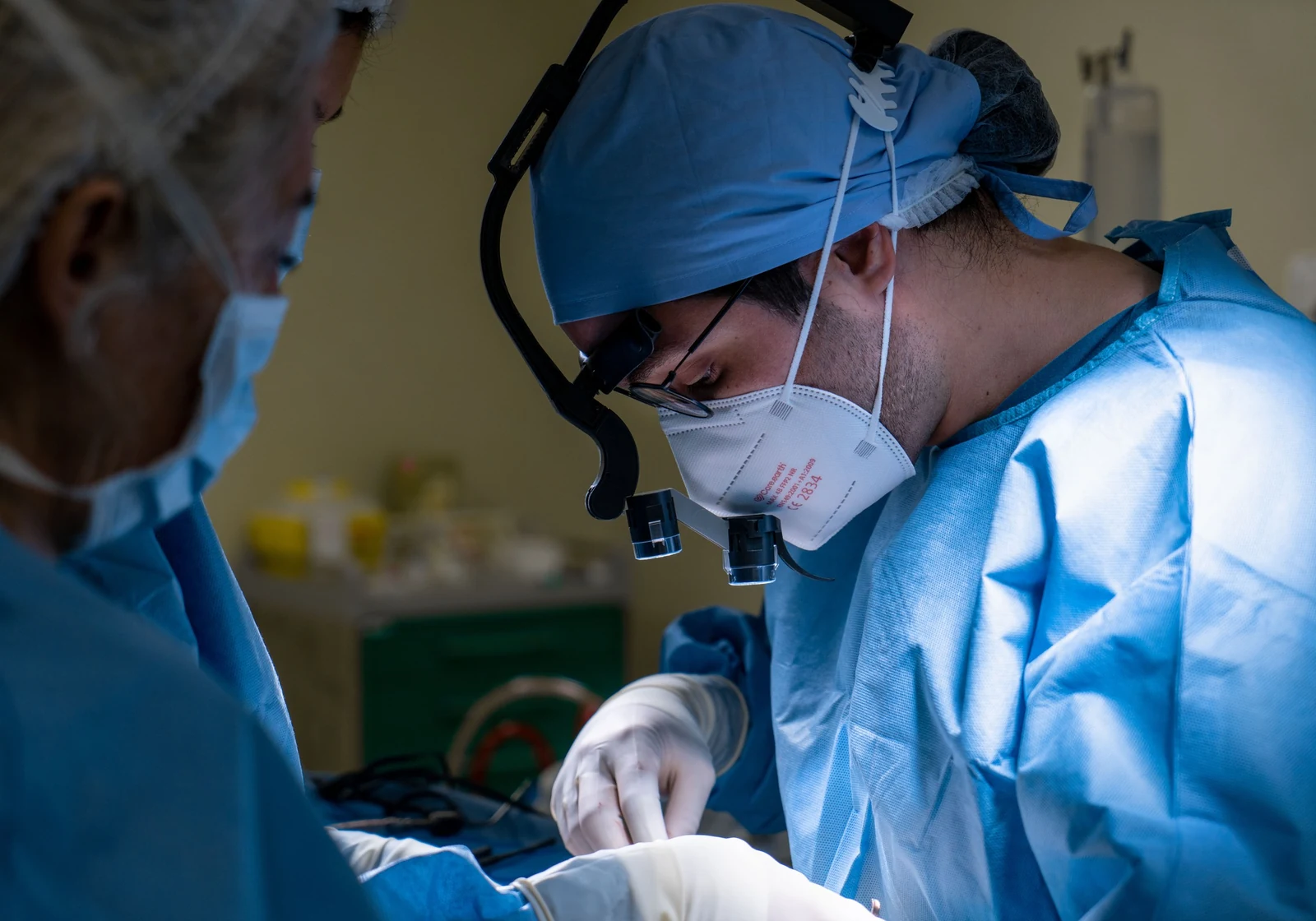 Dr. Gustavo Suárez during a procedure in the operating theatre