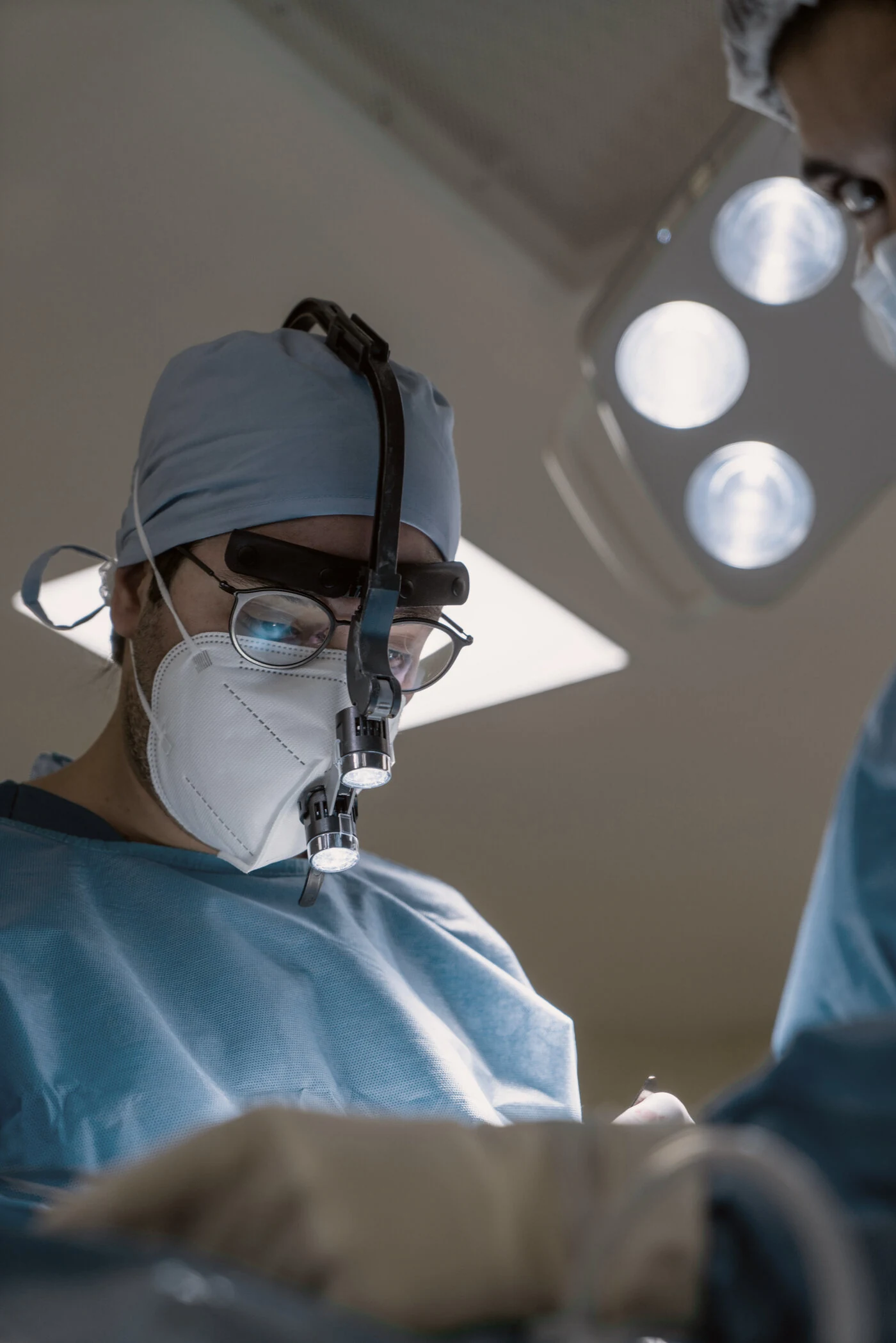 El Dr. Gustavo Suárez en quirófano